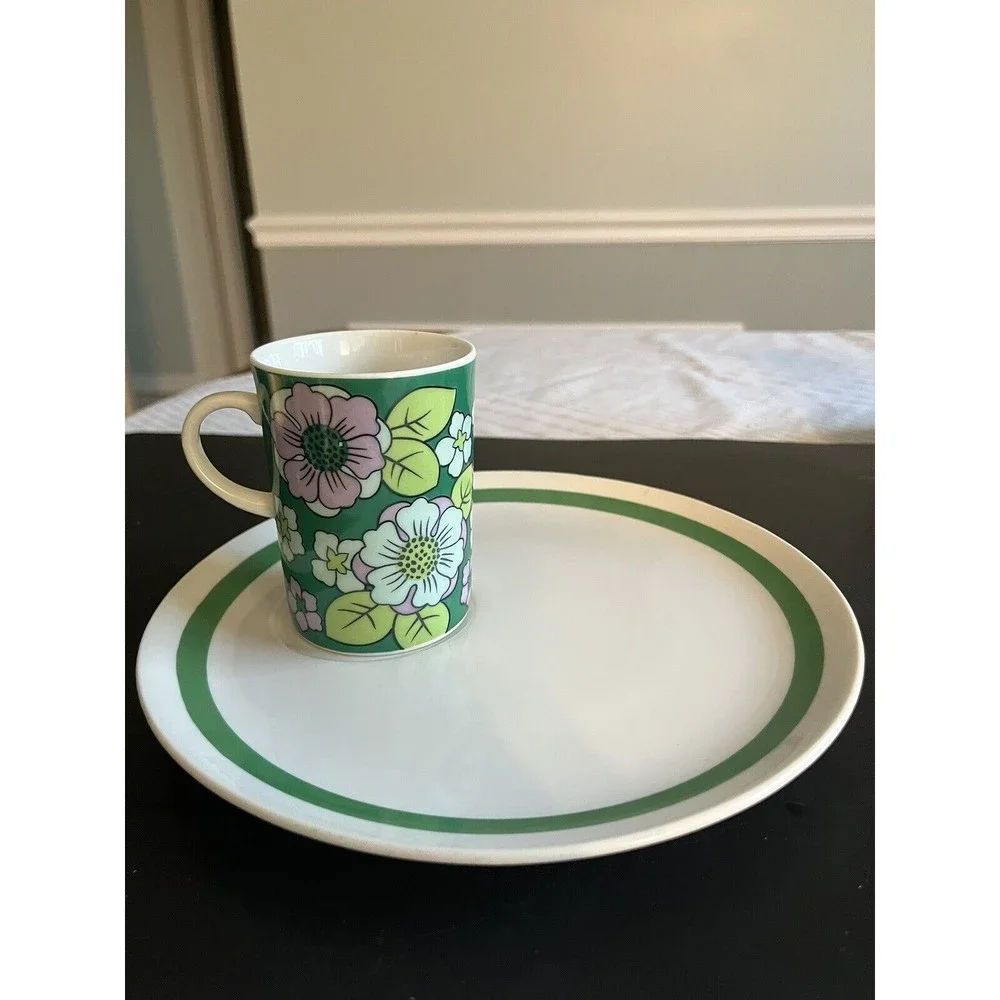 8pc Ceramic Green Floral Daisy Mugs with 9” Round Snack Plate